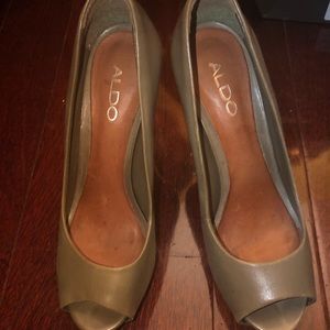 Aldo army green color pump slightly used